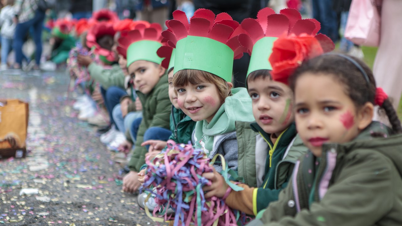 Desfiles de Carnaval das Escolas destacam o 25 de Abril