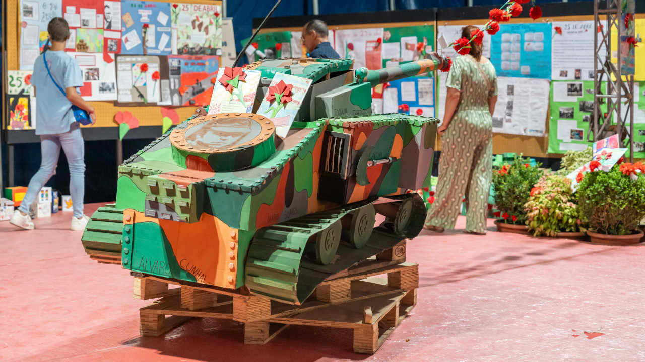 Exposição de trabalhos escolares sobre os 50 anos do 25 de Abril